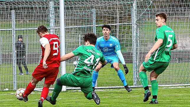 Hier hatte der Angreifer vom SV Deggenhausertal (Nicolas Schiller, Nummer 9) eine gute Chance zum Torerfolg. Der Aach-Linzer Torhüter ...