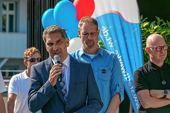 Vorfreude: Stadtwerke-Geschäftsführer Horst Schmiedle begrüßte die Besucher und wünschte ihnen zukünftig viel Spaß in Hallenbad und ...