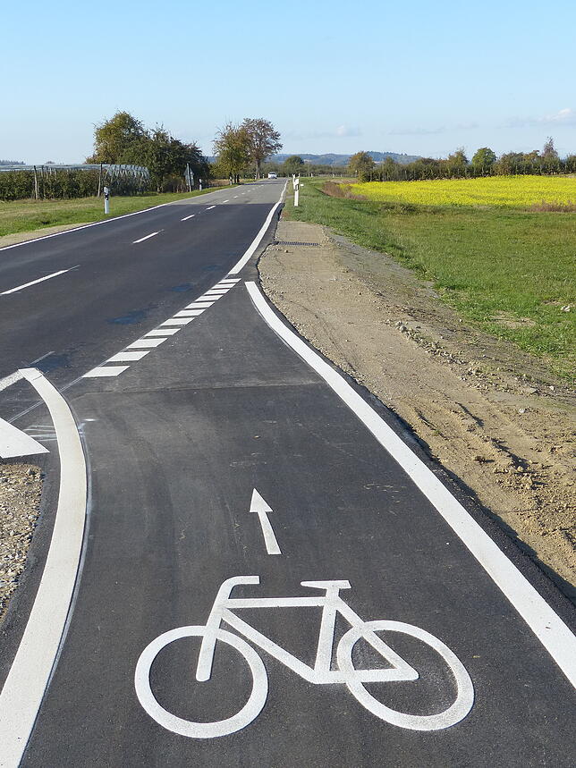 Hier endet der neue Radweg, der im Herbst 2018 im Zuge der Verlegung der Kreisstraße angelegt wurde. 2020 soll er dann bis Buggensegel ...