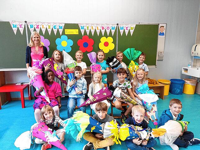 Klassenlehrerin Frau Christine Schlie zusammen mit ihrer Klasse 1a der Walahfrid Strabo Schule auf der Insel Reichenau.