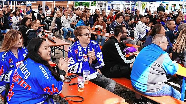 Rund 500 Fans kamen am Samstag zur Saisoneröffnungsfeier der Wild Wings auf die Schwenninger Möglingshöhe. Auch sie hoffen, dass ihr ...