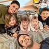 Die inzwischen sechsköpfige Familie Schuler: Vanessa Schuler und ihr Mann David mit (von links) Naira, den Zwillingsmädchen Lou und ...