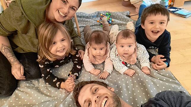 Die inzwischen sechsköpfige Familie Schuler: Vanessa Schuler und ihr Mann David mit (von links) Naira, den Zwillingsmädchen Lou und ...