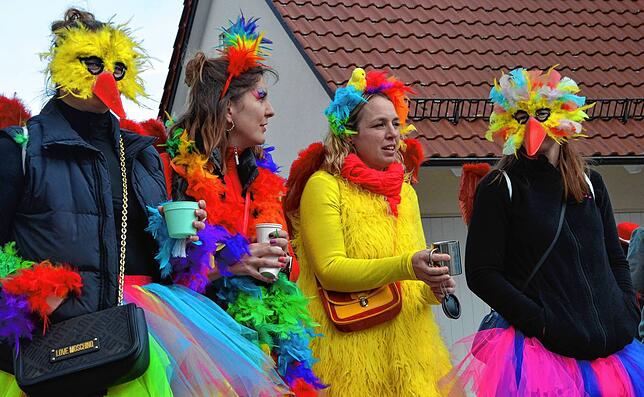 Und bunte Vögel sind auch immer dabei, wenn in Riedheim die Narren los sind.