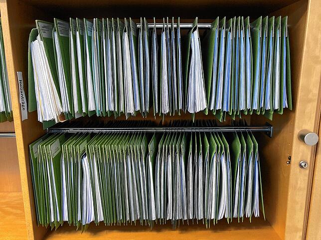 Aktuelle Anträge im Hängeregister – hier nur die Buchstaben A bis C. Aufgenommen am 20. September 2023 in einem Büro der ...