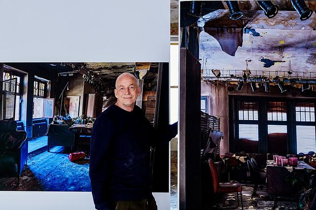 Der Foto- und Videokünstler Markus Brenner fotografierte direkt nach dem Brand im Stadlerhaus. Hier steht er vor seinen großformatigen ...