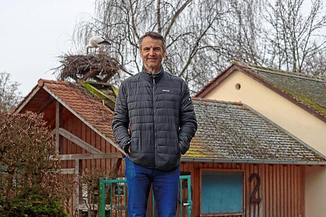 Roland Hilgartner ist Parkdirektor am Affenberg Salem, wo es auch eine Storchenstation gibt. Allein am Hofgut gibt es etwa 50 Horste.