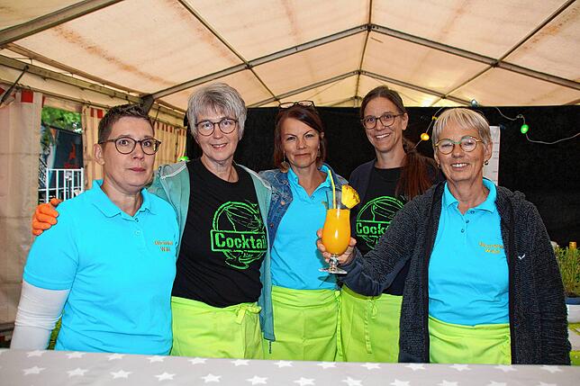 Bild 9: Besucher feiern trotz Regen auf 34. Walder Dorffest