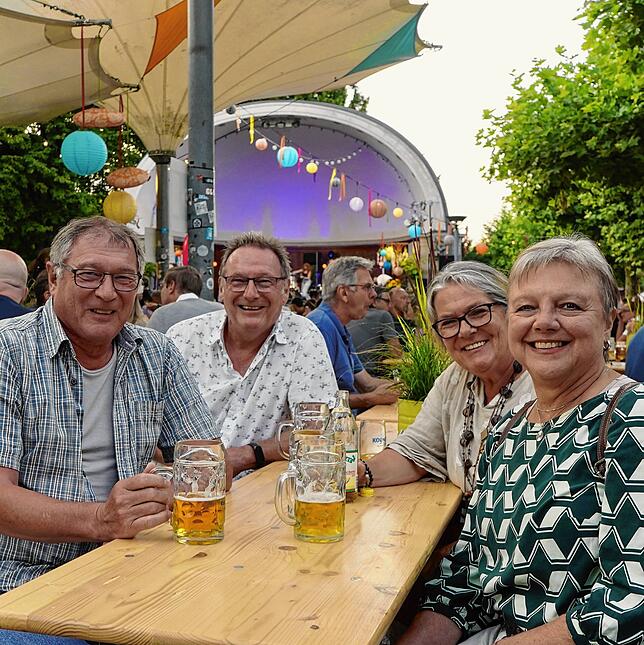 Für sie ist das Stadtgartenfest ein Pflichttermin: Die Konstanzer Klemens und Susann Blaß (vorne) genießen mit ihren Freunden Andi und ...