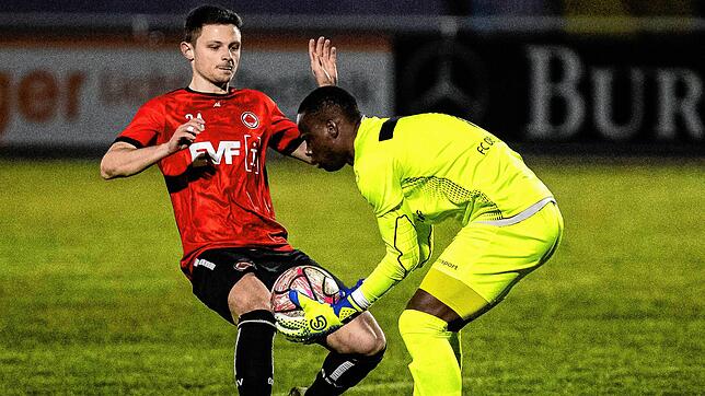 Diese Szene erhitzte die Gemüter: Villingens Torhüter Ibrahima Sy (rechts) will den Ball abschlagen, der von dem heranstürmenden Max ...