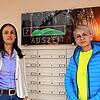 Florije Sula (links) und Oxana Ruigis helfen drei Frauen und ihren Kindern, die aus der Ukraine geflohen sind, in St. Georgen Fuß zu ...