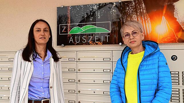 Florije Sula (links) und Oxana Ruigis helfen drei Frauen und ihren Kindern, die aus der Ukraine geflohen sind, in St. Georgen Fuß zu ...