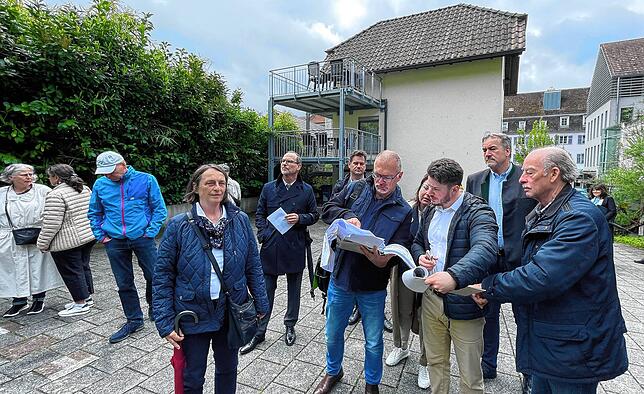 Augenscheinnahme an Ort und Stelle unterhalb des künftigen Baugrundstücks.