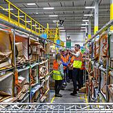 In der Nacht werden die Pakete von den Mitarbeitern des Amazon-Verteilzentrums in Meßkirch in Empfang genommen und auf die Touren sortiert.