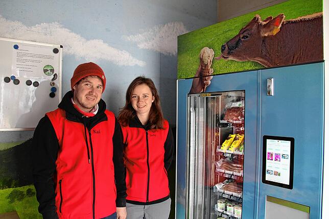 Jacqueline und Kai Wunderle bieten im Tiefkühlautomaten Eis aus Schwarzwaldmilch, Hackfleisch, Bratwürste und Burger-Patties von den ...