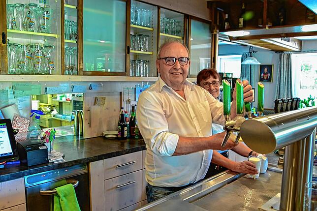 Georg Wentz steht auch schon mal persönlich hinter der Theke und zapft frisches Bier für seine Gäste.