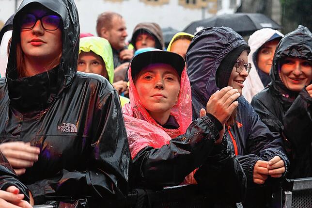 Bild 18: Regenfeste Wincent-Weiss-Fans in Salem
