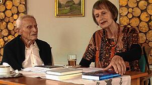 Adolf Jens und Margit Koemeda lasen im Literaturcafé St.¦Blasien aus ihren jeweils jüngsten Werken. Foto: Karin Steinebrunner