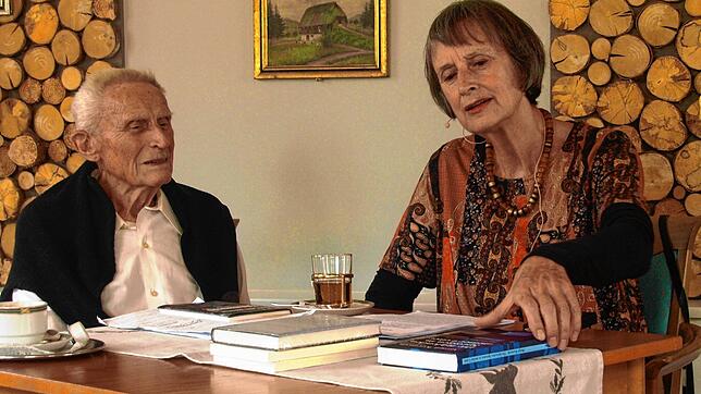 Adolf Jens und Margit Koemeda lasen im Literaturcafé St.¦Blasien aus ihren jeweils jüngsten Werken. Foto: Karin Steinebrunner