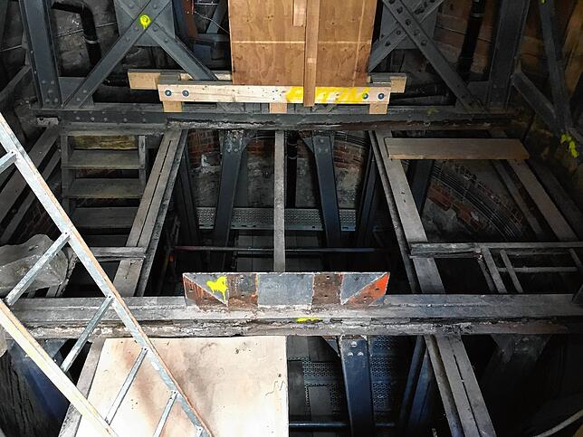 Stille herrscht derzeit im Nordturm des Villinger Münsters. Der Glockenstuhl wird saniert. Die Glocken wurden ausgebaut. Das Bild wurde ...