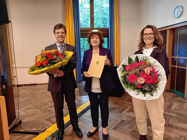 Bürgermeister-Stellvertreterin Christiane Oßwald (Mitte) vereidigte am Dienstagabend vor dem Gemeinderat Bürgermeister Georg Riedmann ...