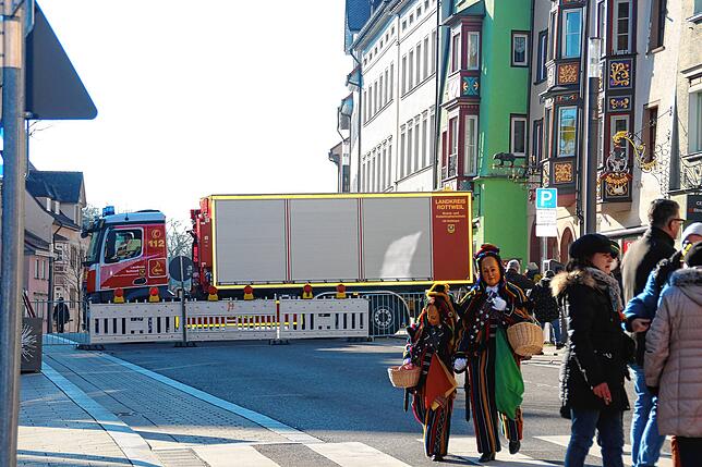 Die Feuerwehr Rottweil sorgt für den Sichtschutz.