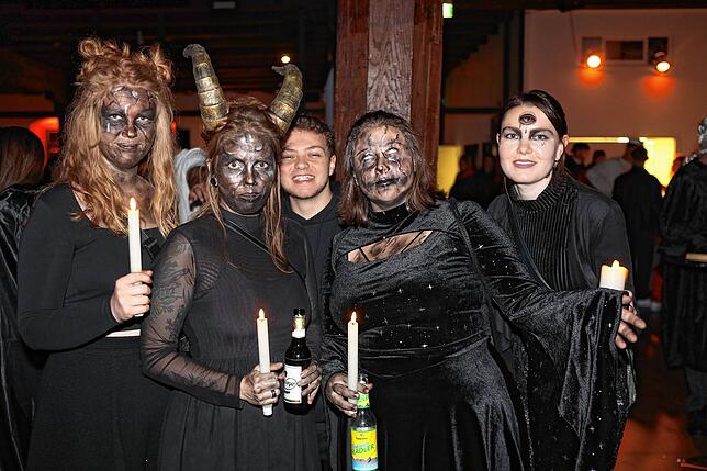 Bild 30: Schaurig-schöne Partystimmung mit Kürbis und Zombies
