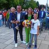 Die zweite Amtszeit kann beginnen: Strahlend präsentiert sich Fabian Meschenmoser am Sonntagabend mit seiner Ehefrau Bianca und den ...
