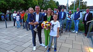 Die zweite Amtszeit kann beginnen: Strahlend präsentiert sich Fabian Meschenmoser am Sonntagabend mit seiner Ehefrau Bianca und den ...