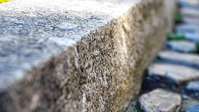 Hohe Bordsteinkanten sind eine Barriere – auch in Schopfheim. Foto: Thomas Kunz