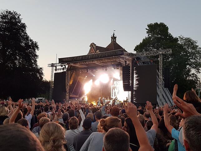 Mit Effekten und Lichtshow vor dem aufgehenden Nachthimmel untermalen die Fantas ihren Auftritt. Bei den Fals kommt die Show gut an. ...