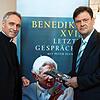 Der Privatsekretär Georg Gänswein (links) und Peter Seewald stellen in München den Band &bdquo;Letzte Gespräche&ldquo; vor (2016). Jetzt ...