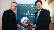 Der Privatsekretär Georg Gänswein (links) und Peter Seewald stellen in München den Band &bdquo;Letzte Gespräche&ldquo; vor (2016). Jetzt ...
