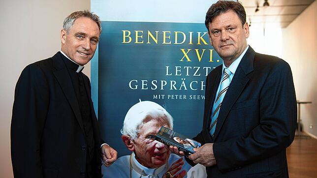 Der Privatsekretär Georg Gänswein (links) und Peter Seewald stellen in München den Band &bdquo;Letzte Gespräche&ldquo; vor (2016). Jetzt ...