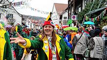 Michaela Thau, Zunftmeisterin der Mögginger Welsbärte, führt den großen Festumzug beim Seenarrentreffen an.