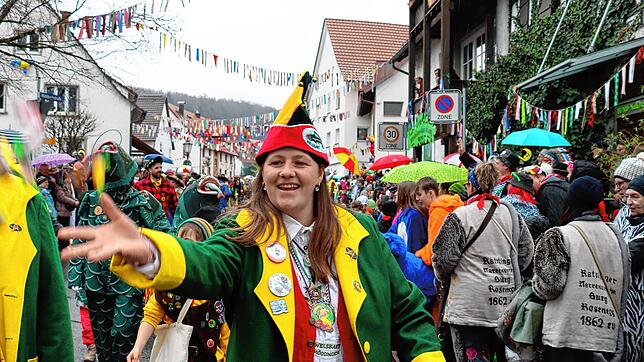 Michaela Thau, Zunftmeisterin der Mögginger Welsbärte, führt den großen Festumzug beim Seenarrentreffen an.
