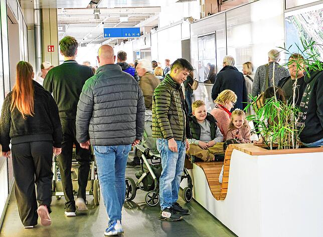 Im seemaxx schauten viele Besucher in die Geschäfte.