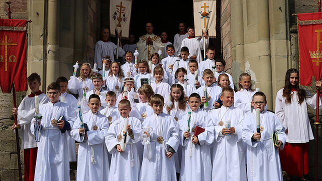 29 Kinder empfingen in Bonndorf ihre erste Heilige Kommunion. Pfarrer Fabian Schneider zelebrierte einen kindgerechten Festgottesdienst, ...