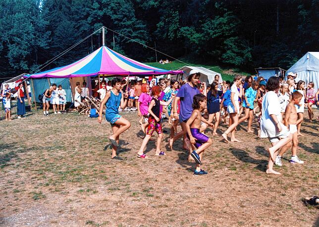 Gemeinschaftliche Beni-Tänze beim Elternbesuchstag im Jahr 1984.