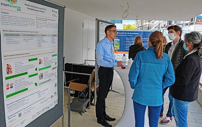 Experten vom Fraunhofer-Institut in Karlsruhe erläuterten die von ihnen entwickelte Quartiers-App, die nicht nur Beobachtung des eigenen ...