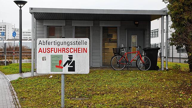 Eine Abfertigungsstelle für Ausfuhrscheine in Konstanz, wo Kunden aus der Schweiz ihre Grüne Zettel stempeln lassen können, um später ...