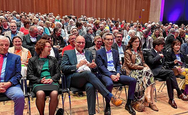 Freundschaftlich verbunden sind sich nicht nur die Spitzen von Singen und Schaffhausen, Oberbürgermeister Bernd Häusler (Dritter von ...