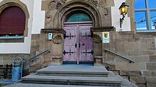 Der Eingang zum Amtsgericht in Stockach: Hier ist ein 33-Jähriger angeklagt, weil er einen Unfall gebaut hat und anschließend geflüchtet ...