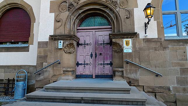 Der Eingang zum Amtsgericht in Stockach: Hier ist ein 33-Jähriger angeklagt, weil er einen Unfall gebaut hat und anschließend geflüchtet ...