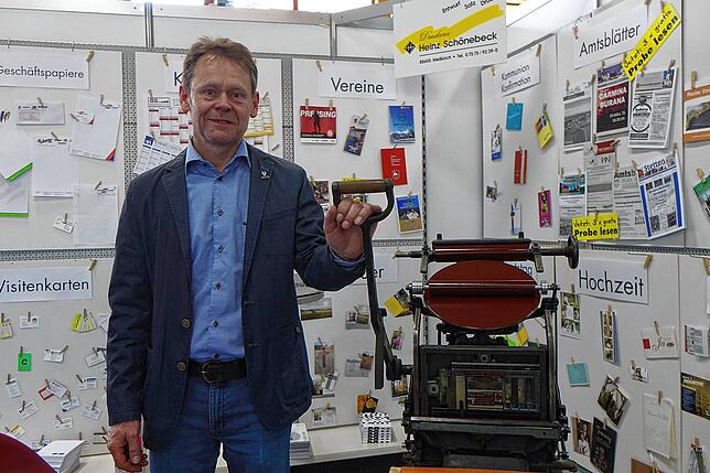 Heinz Schönebeck, von der in Meßkirch ansässigen Druckerei Schönebeck präsentierte eine alte Druckerpresse, auf der die Messebesucher ...