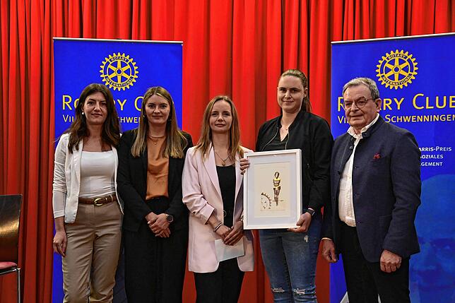 Die Frauen der Tierrettung Südbaden, Station Schwarzwald-Baar, mit Hardy Pfeifer. Von links Vanessa Zutic, Vanessa Schwarz, Agnes Riffel ...