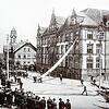 Die damals noch relativ junge Robert-Gerwig-Schule in den 1920er-Jahren während einer Feuerwehrübung.