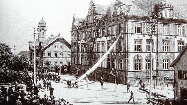 Die damals noch relativ junge Robert-Gerwig-Schule in den 1920er-Jahren während einer Feuerwehrübung.