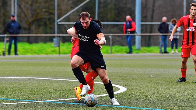Gelungenes Comeback: Fabian Schmidt (vorn, gegen Jannik Tschöp) kehrte nach langer Verletzungspause zurück setzte beim 3:1-Sieg der SG ...