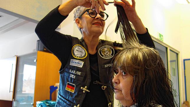 Gina Oswald (vorne) bekommt von Christine Huiss einen professionellen Haarschnitt verpasst. Huiss ist Mitglied der Barber Angels, die ...